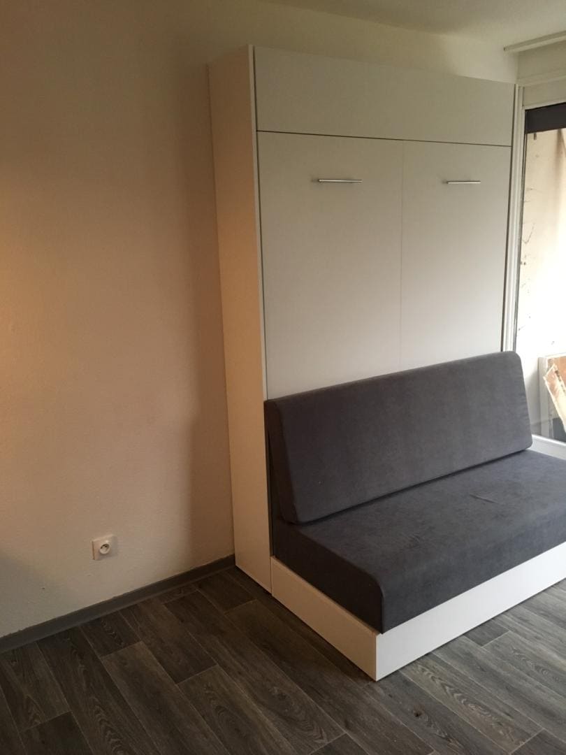 מיטת מלתחה עם ספה באזור המשותף