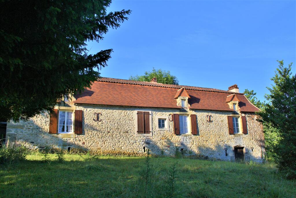 la maison au milieu des champs / the house viewed from the field
