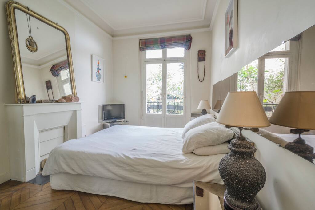 Bed room (queen size bed)