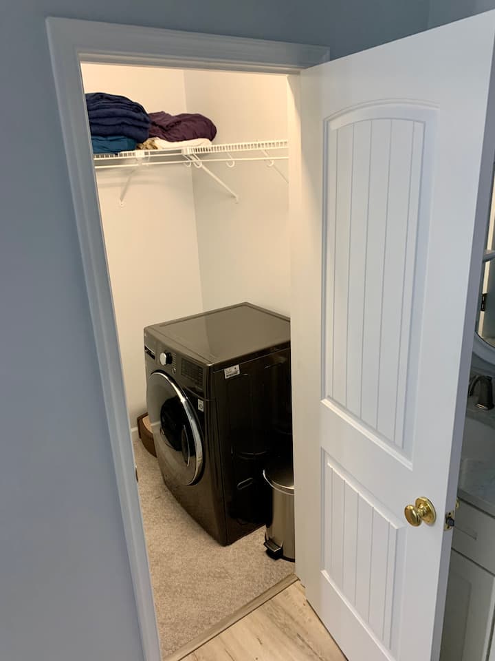 Vstavaná skriňa v hlavnej spálni s práčkou/sušičkou. 