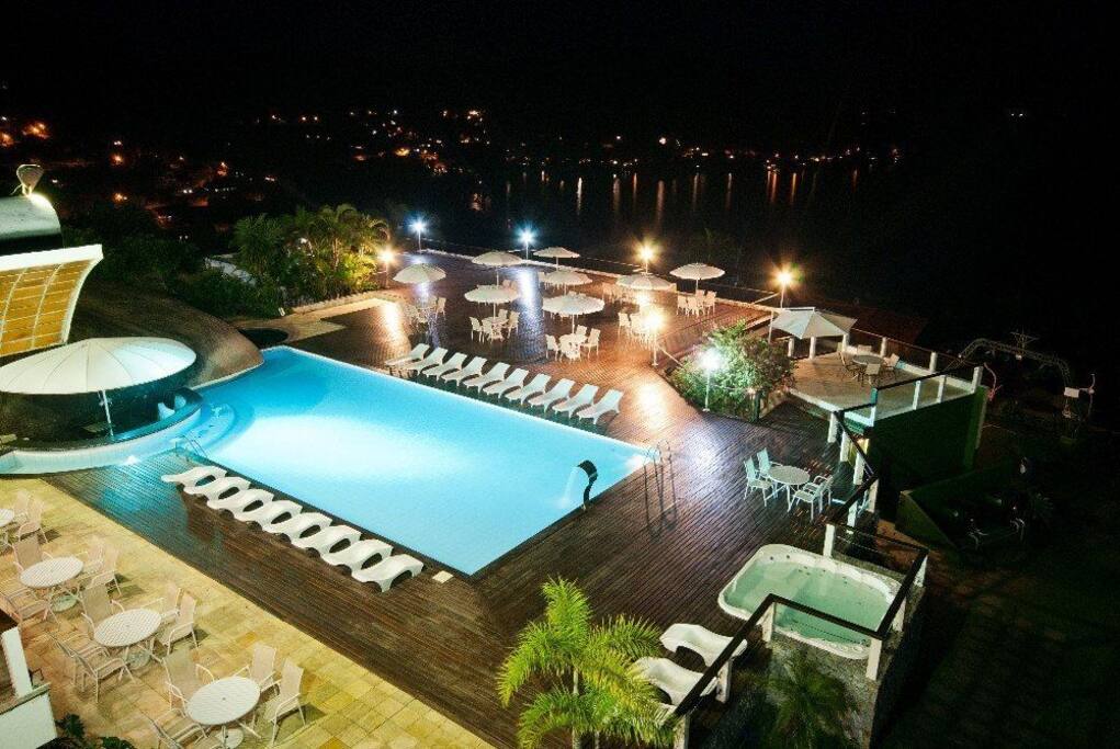 Piscina com bar molhado e jacuzzi.