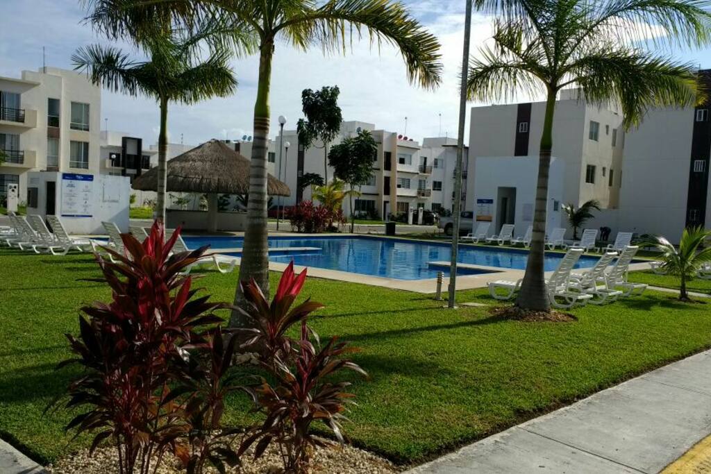 Piscina con camastros disponibles