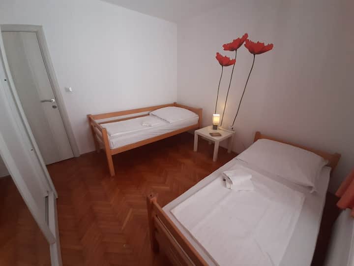 Chumba cha kulala na vitanda 2 vya mtu mmoja