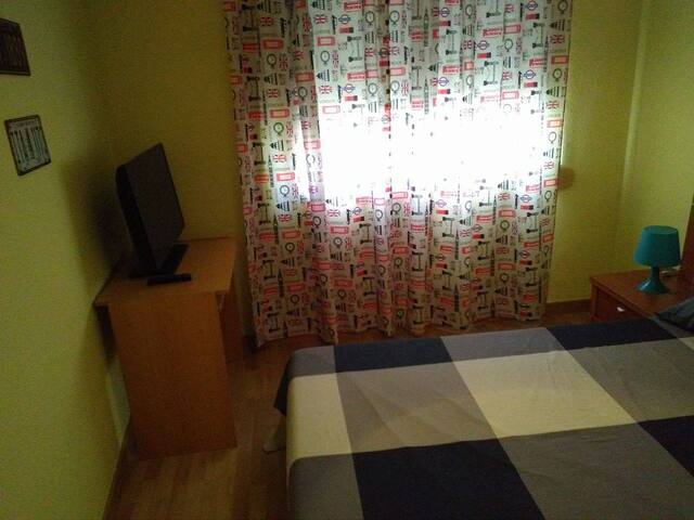 Habitación amplia y completa. Céntrica