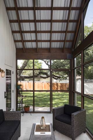 Austin Modern living in Zilker gallery image 4