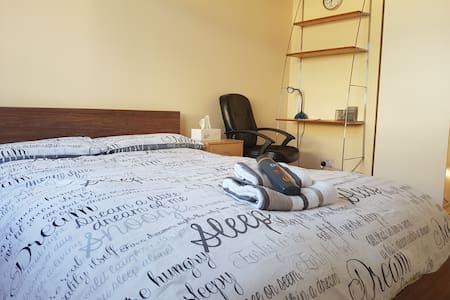 ****NO CLEANING FEE******city centre private room