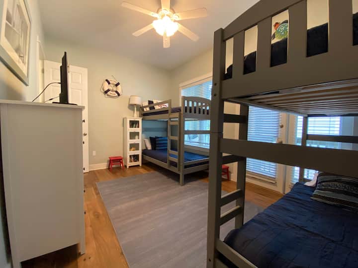 חדר עם מיטות קומותיים בקומה הראשונה עם טלוויזיה חכמה ונגן DVD.  יש לנו הרבה DVD וספרי ילדים בחדר.  