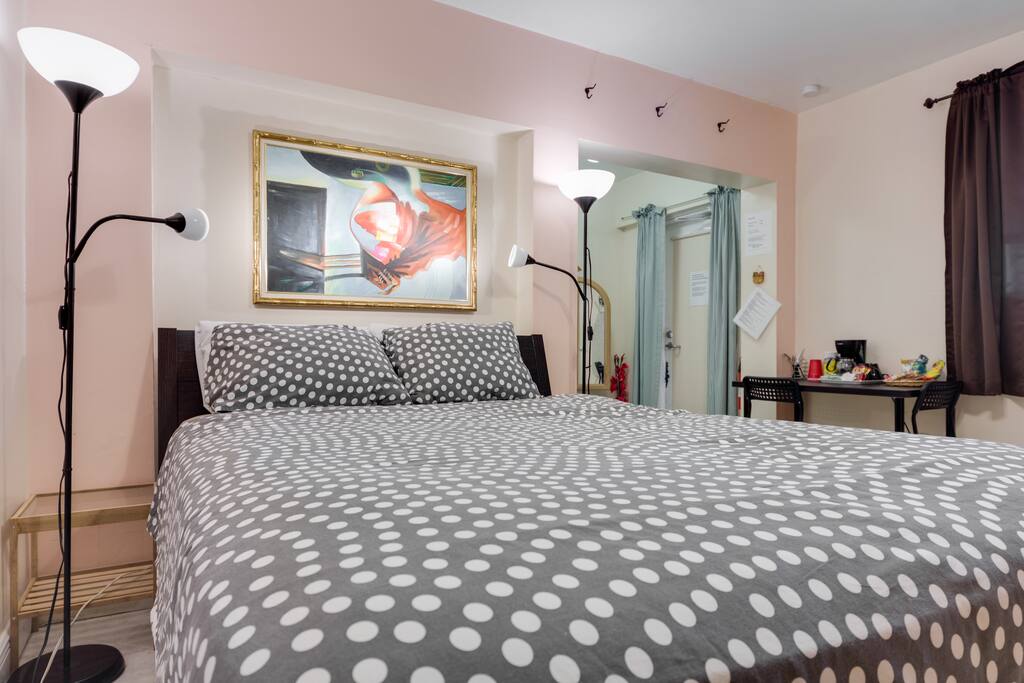 spacious room with private entrance,espaciosa y cómoda Habitacion .Entrada,privada,con Baño,privado,y estacionar auto,gratis