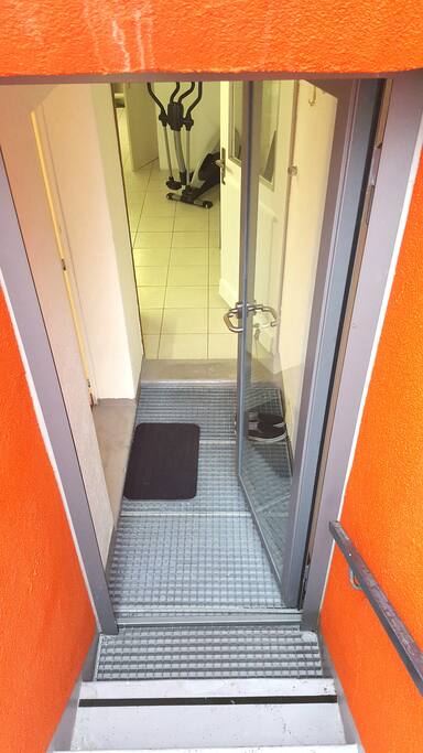 Die Sicht auf Eingangsbereich und Garderobe.