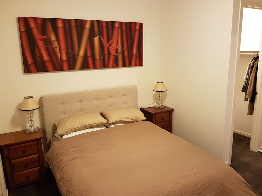 Modern room with Queen bed with comfy mattress