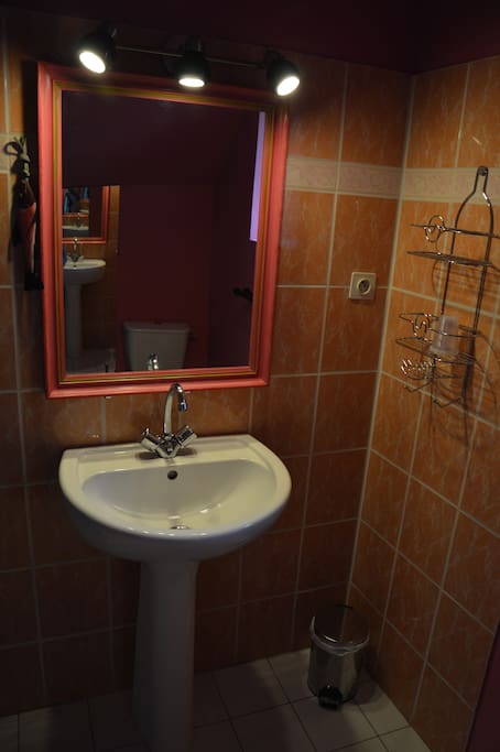 Une salle de bains avec wc par chambre