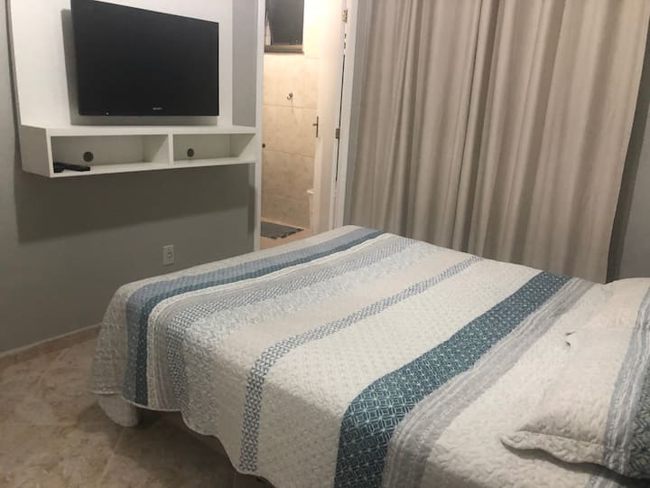 Zimmer 1 ist eine Suite und verfügt über ein Queensize-Bett-Foto, das ein Bett mit Tagesdecke zeigt.