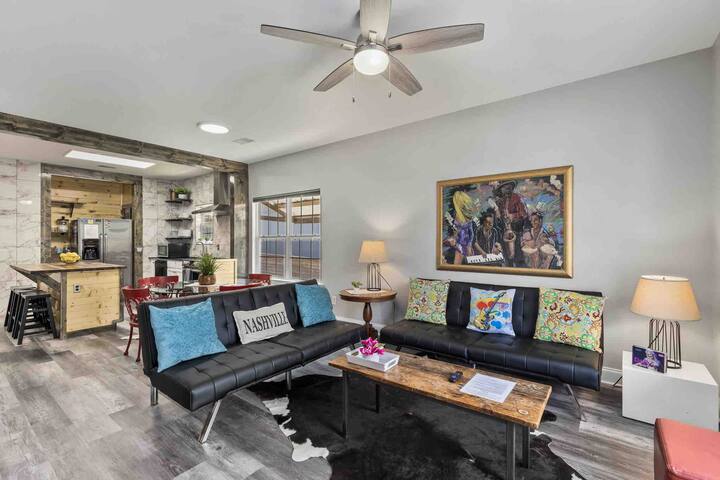 A Downtown Great GetAway! gallery image 5