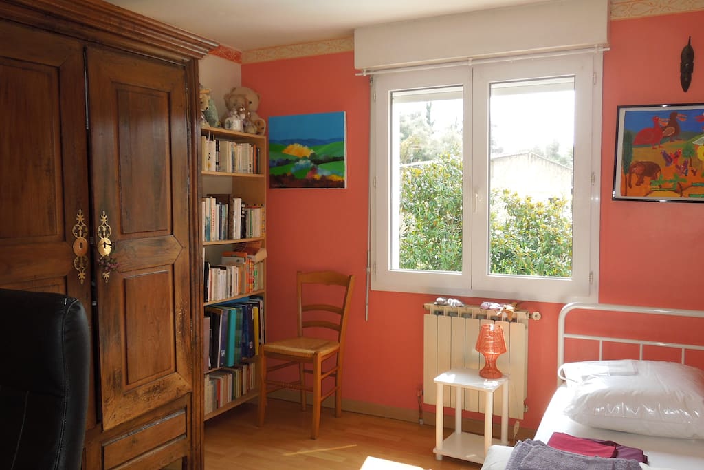 Chambre lit individuelle exposée Est et vue piscine et jardin