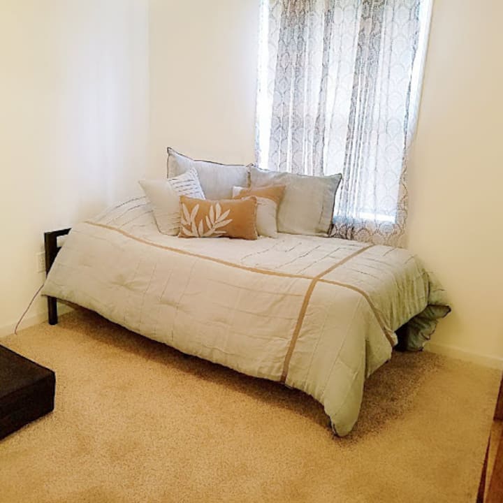 Izba M - útulná dvojposteľ, kreslo pre hráčov,
v šatníku je tiež plný matrac, ktorý môžete použiť.