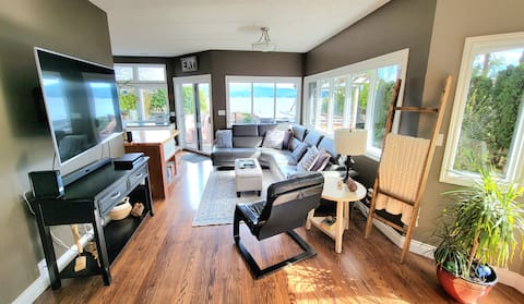 Successful Airbnb property: Private Oceanfront Beach House with Hot tub! in Sooke