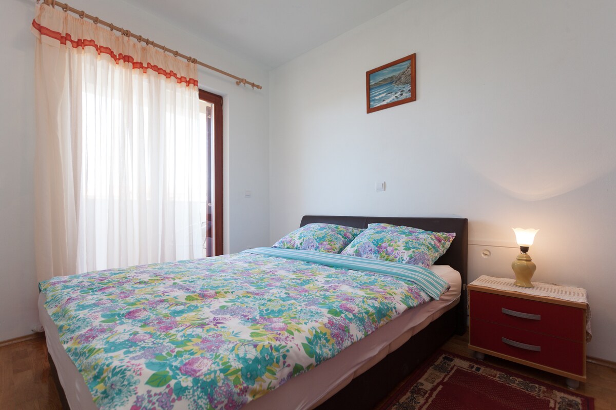 一号卧室，配有双人床和露台