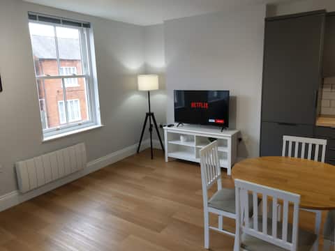 New Serviced 2-bed Apartment - inc private parking