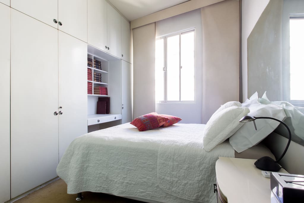 Quarto número 1 com cama de casal e ar condicionado