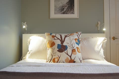 Charming dog friendly 2-Bath Bungalow Near Chicago