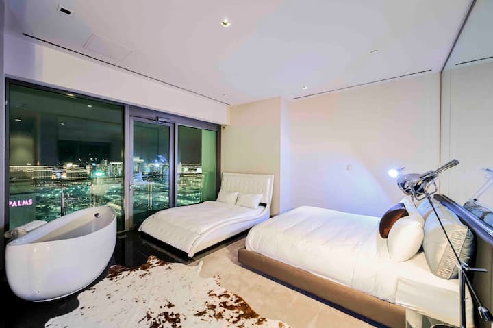 בחדר שינה ראשי מס '2 יש מיטת קינג סייז אחת ומיטת קווין סייז אחת.