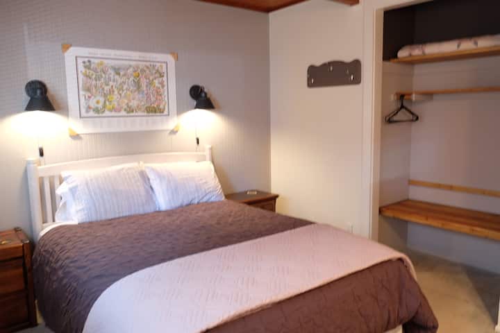 Dhoma e gjumit mbrapa në katin e poshtëm
Krevat dopio "queen"