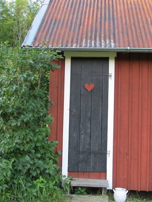 Fräsch separett i uthuset.