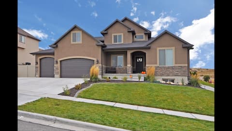 Stunning Home-Vivid Lake/MTN Views! Sleeps 14
