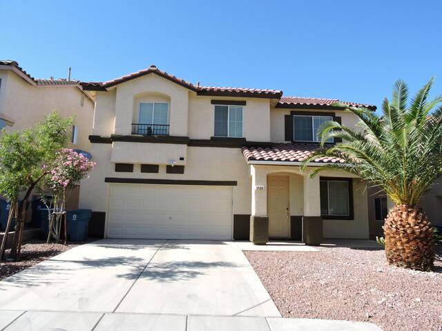 Comfortable, Spacious Home 15 min to The Strip