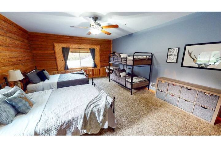 LARGE ROOM WITH 2 QUEEN SIZE BEDS AND A SINGLE BINK NED.