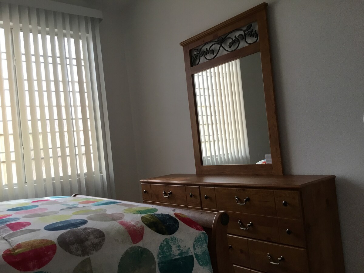 The Empress: segundo dormitorio con un nuevo juego de dormitorio queen con muebles Ashley