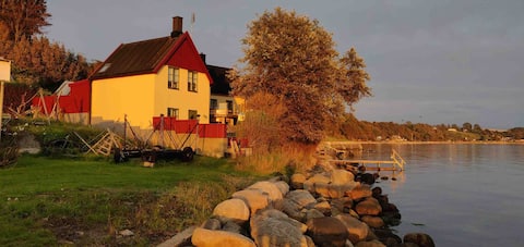 Small house right next to Ålabodarnas harbor