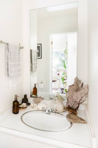 Light Filled Bohemian Haven with Hot Tub and Mountain Views gallery image 3