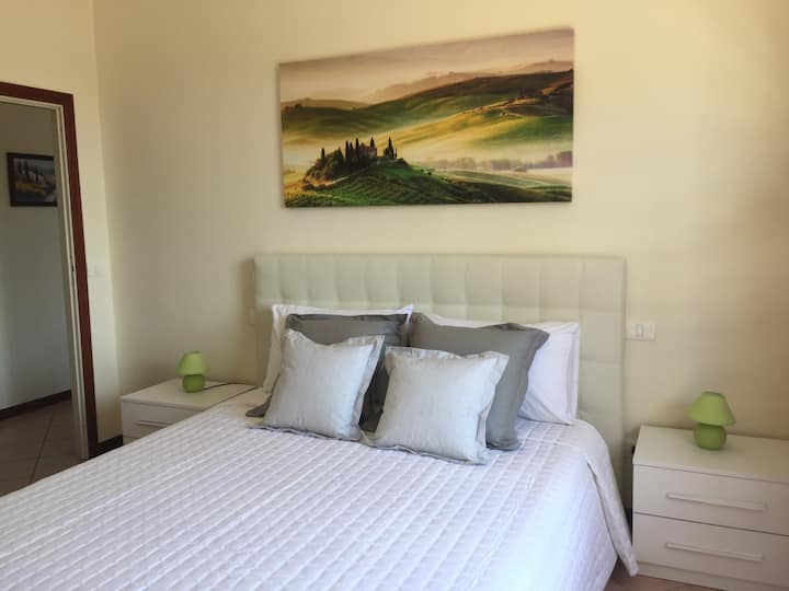 新しいベッド、マットレス、リネンを備えた最初のベッドルーム