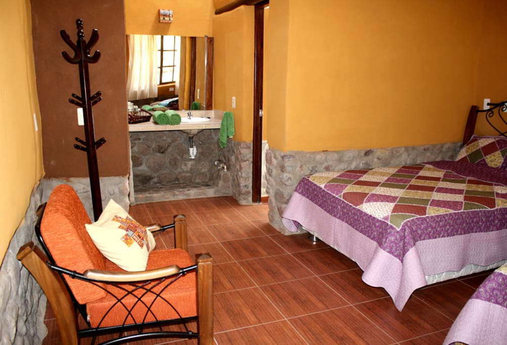 habitacion con techo alto y estucado con arcilla color mostaza.