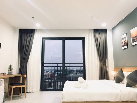 Starlight Condo w kitchen in ideal location