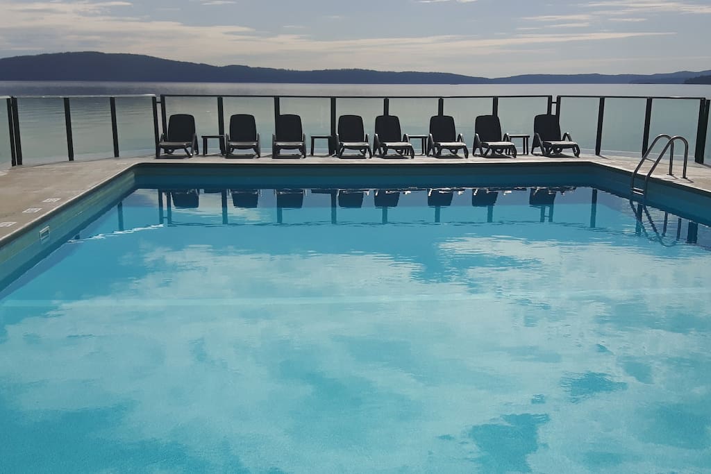 COMFORTABLE LOUNGES TO ENJOY PARADISE