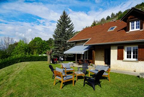 Spacious, bright and quiet 10-person house