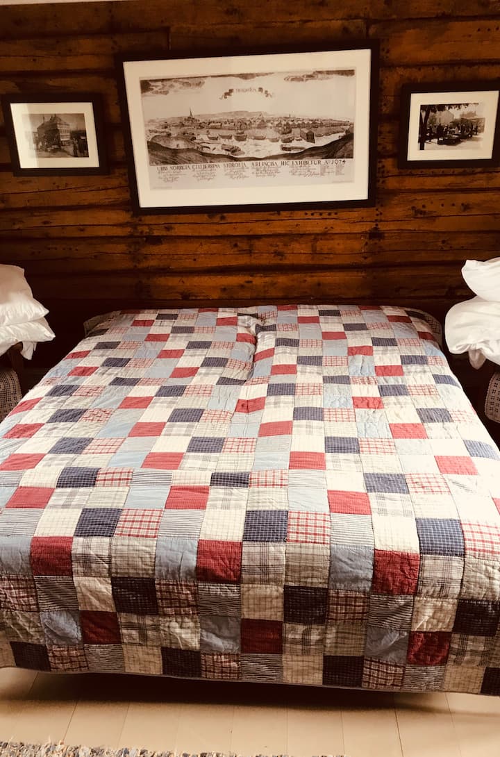 Dhomë gjumi kryesore në 1 kat me mure druri origjinale, krevat 160 cm, me mundësinë për ta ndarë krevatin në 2 krevate tek.
Dhomë gjumi kryesore me mure druri origjinale.  Mundësia për ta ndarë krevatin dopio në 2 krevate tek nëse dëshiron. Dobbeltsengen er 160 edukuar.