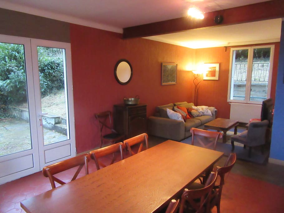 Salle à manger, salon et accès vers la terrasse