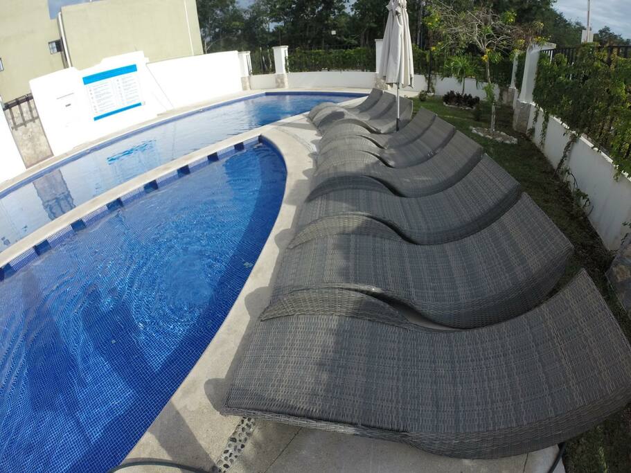 Piscina con camastros, sombrillas, palapa social, zona de niños, baños y asadores.