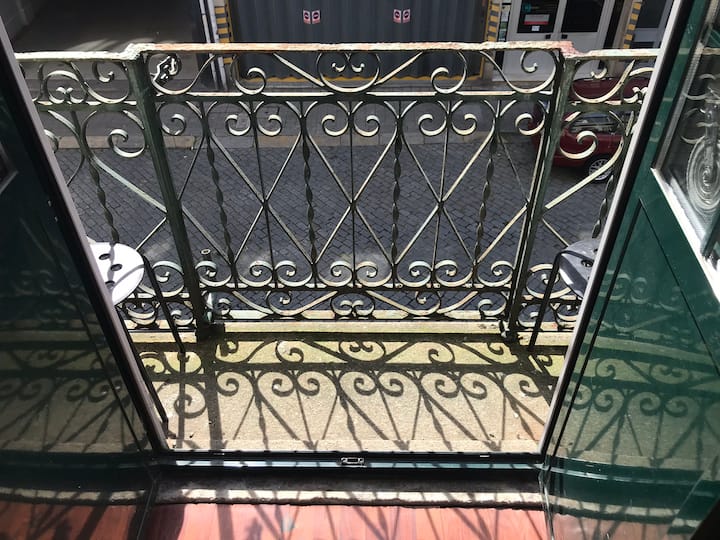 Pequeña terraza privada para disfrutar del sol de la tarde.