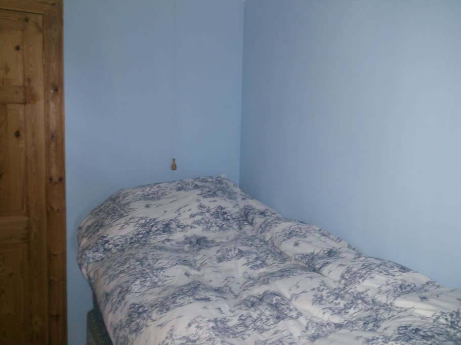 Adjoining single bedroom with wc