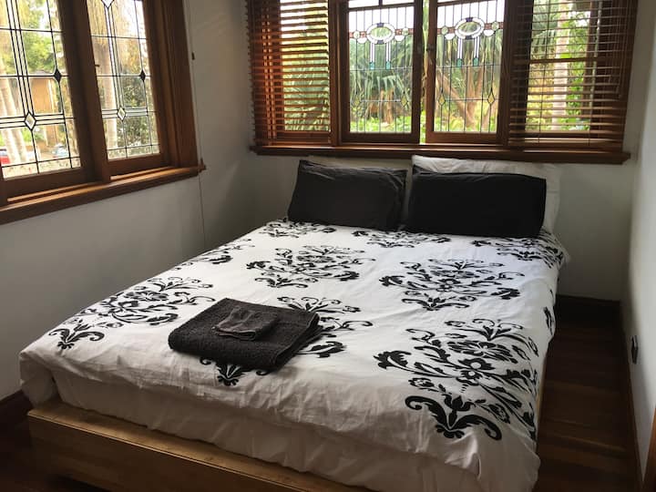 152 × 203 სმ ზომის საწოლი მე-3 საძინებელში