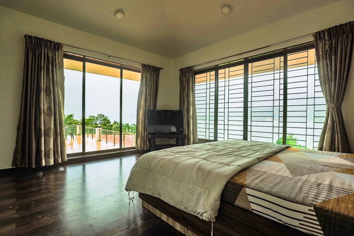 PREKRASAN POGLED NA JEZERO IZ GLAVNE SPAVAĆE SOBE