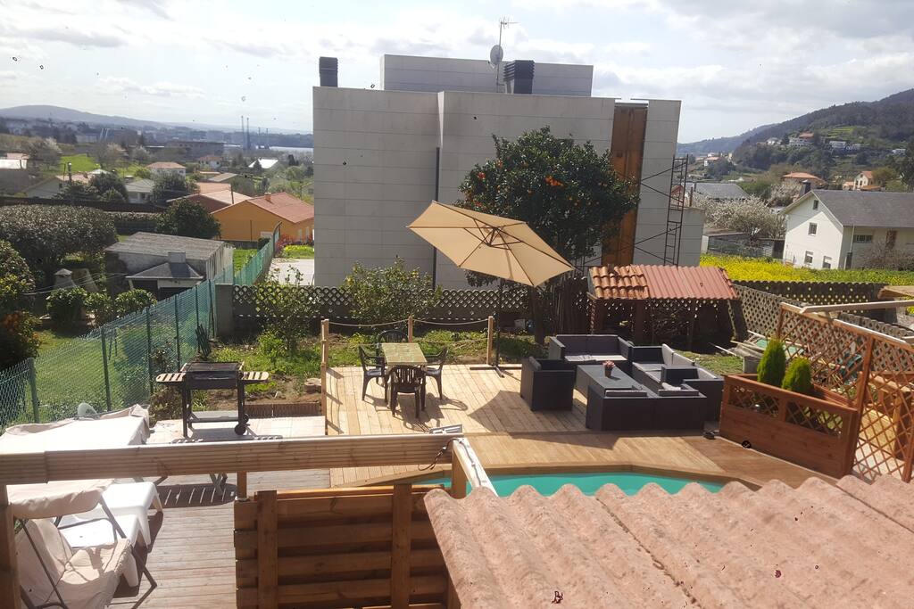 Zona de comedor salón y piscina. Barbacoa.