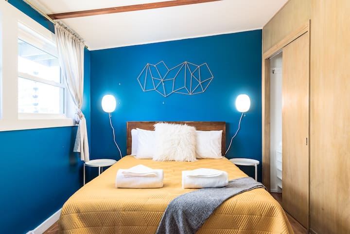 استمتع بالراحة المطلقة في غرفة النوم في الطابق العلوي، حيث تنتظرك الراحة والاسترخاء. انغمس في السرير الفاخر ذي الحجم الكبير، المزخرف ببياضات ناعمة ووسائد ناعمة، مما يخلق ملاذًا لقضاء ليلة هادئة.