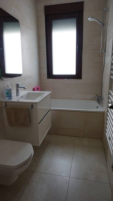 Baño 2 con bañera.