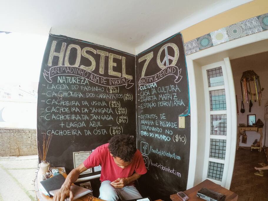 Recepção com quadro de passeios
