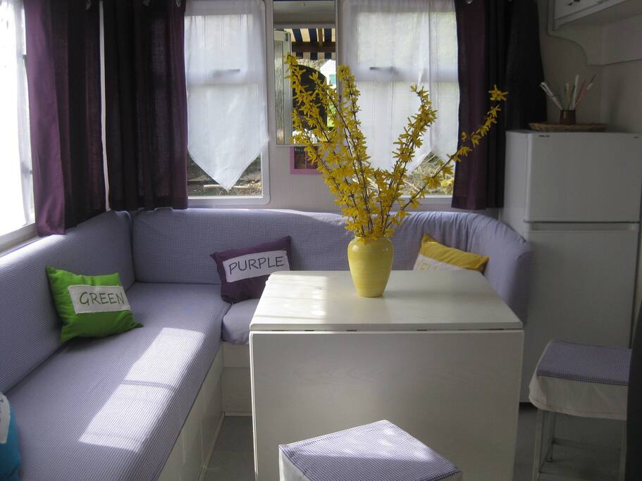 Le salon avec canapé convertible